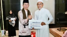 Amsakar Achmad berbuka puasa bersama warga di Masjid Baitul Istiqomah, Perumahan Marina Green, Kelurahan Tanjung Uncang, Kecamatan Batuaji, Senin (23/2/2026). Foto: Humas Diskominfo Batam