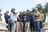 Wakil Kepala BP Batam, Li Claudia Chandra, meninjau kondisi empat waduk yang menjadi sumber air bersih masyarakat Batam, Sabtu (31/1/2026). Foto: Humas BP Batam