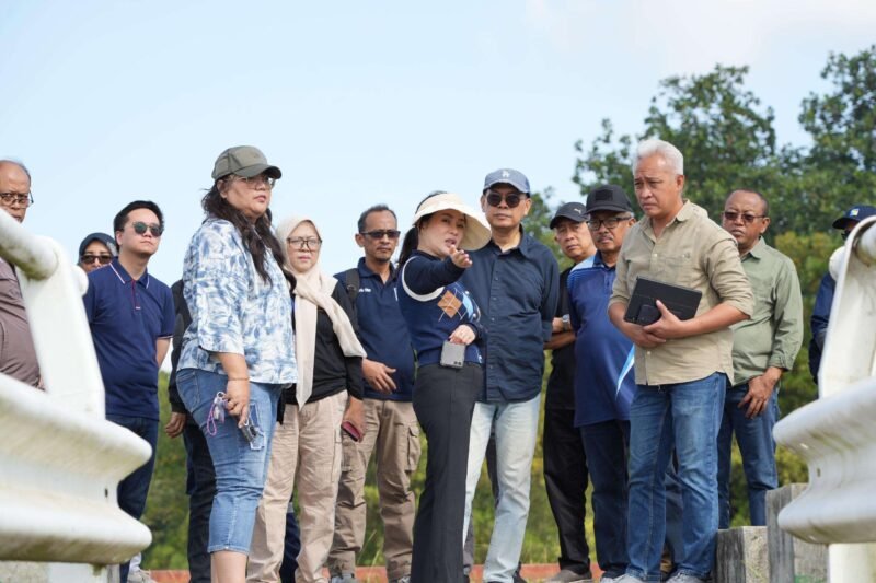 Wakil Kepala BP Batam, Li Claudia Chandra, meninjau kondisi empat waduk yang menjadi sumber air bersih masyarakat Batam, Sabtu (31/1/2026). Foto: Humas BP Batam