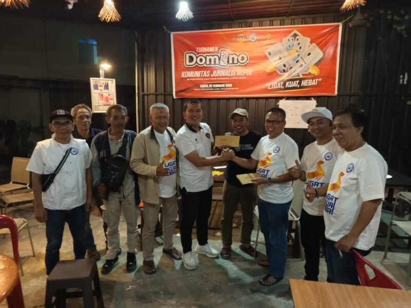 Tim Kejaksaan Tinggi (Kejati) Kepri berhasil keluar sebagai juara pertama di Turnamen Domino yang digelar Komunitas Jurnalis Kepri (KJK) di Kedai Kopi Rakyat, di Tanjung Pinang, Sabtu (7/2/2026). Foto: Istimewa
