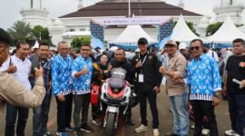 Ketua Dewan Penasihat PWI Batam, Agus Bagjana bersama Muhammad Ravi, memulai perjalanan touring lintas negara bertajuk “Jelajah 13 Negara: Tanah Air ke Tanah Suci”, bersempena dengan HPN 2026., Senin (9/2/2026), di Banten. Foto: Istimewa