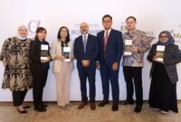 Treasury Division Head PT Pegadaian, Luh Putu Andarini, menerima langsung penghargaan tersebut di The Fullerton Hotel, Singapura, Kamis (12/02). Foto: Istimewa