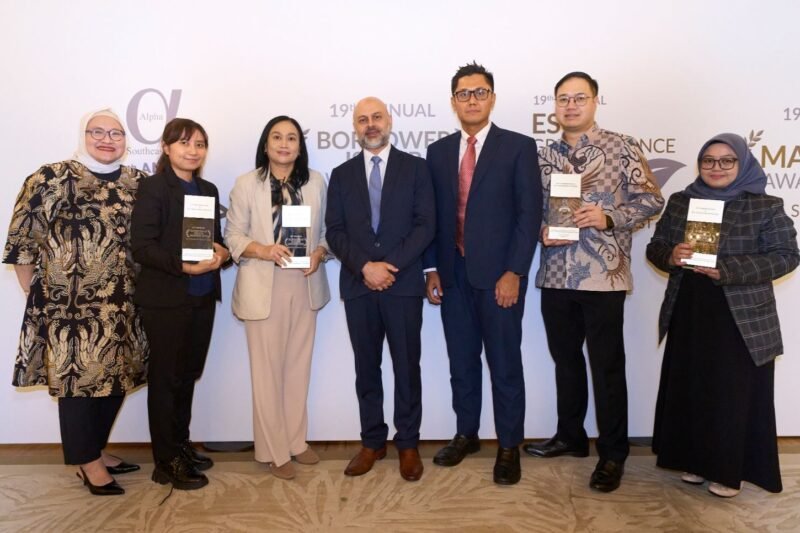 Treasury Division Head PT Pegadaian, Luh Putu Andarini, menerima langsung penghargaan tersebut di The Fullerton Hotel, Singapura, Kamis (12/02). Foto: Istimewa