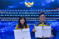 Menkomdigi Meutya Hafid (kiri) dan Kepala BP Taskin Budiman Sudjatmiko (kanan) menunjukkan dokumen Nota Kesepahaman antara Kemkomdigi dengan BP Taskin usai ditandatangani di Kantor Kementerian Komdigi, Jakarta Pusat, Rabu (04/02/2026). Foto: Komdigi
