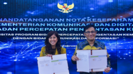 Menkomdigi Meutya Hafid (kiri) dan Kepala BP Taskin Budiman Sudjatmiko (kanan) menunjukkan dokumen Nota Kesepahaman antara Kemkomdigi dengan BP Taskin usai ditandatangani di Kantor Kementerian Komdigi, Jakarta Pusat, Rabu (04/02/2026). Foto: Komdigi
