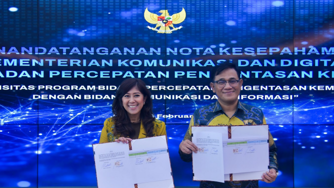 Menkomdigi Meutya Hafid (kiri) dan Kepala BP Taskin Budiman Sudjatmiko (kanan) menunjukkan dokumen Nota Kesepahaman antara Kemkomdigi dengan BP Taskin usai ditandatangani di Kantor Kementerian Komdigi, Jakarta Pusat, Rabu (04/02/2026). Foto: Komdigi
