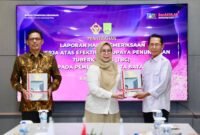 Amsakar Achmad menerima LHP Kinerja atas efektivitas penuntasan Tuberkulosis (TBC) dari Badan Pemeriksa Keuangan (BPK) RI Perwakilan Kepri., Batamcentre, Selasa (3/2/2026). Foto: Humas Diskominfo Kepri