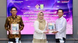 Amsakar Achmad menerima LHP Kinerja atas efektivitas penuntasan Tuberkulosis (TBC) dari Badan Pemeriksa Keuangan (BPK) RI Perwakilan Kepri., Batamcentre, Selasa (3/2/2026). Foto: Humas Diskominfo Kepri