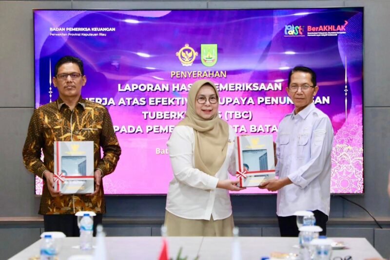 Amsakar Achmad menerima LHP Kinerja atas efektivitas penuntasan Tuberkulosis (TBC) dari Badan Pemeriksa Keuangan (BPK) RI Perwakilan Kepri., Batamcentre, Selasa (3/2/2026). Foto: Humas Diskominfo Kepri