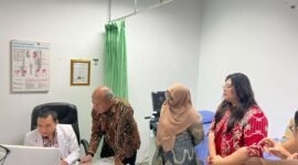 BPJS Kesehatan Pusat menyerahkan Piagam Transformasi Digital saat mengunjungi RSBP, Selasa (4/2/2026). Foto: Humas Diskominfo Batam