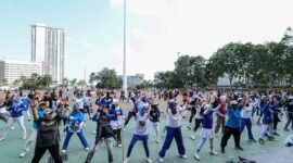 Ratusan warga yang mengikuti Panbil Wellness Weekend Zumba Party & Poundfit Vaganza, Minggu (8/2/2026). Foto: Istimewa