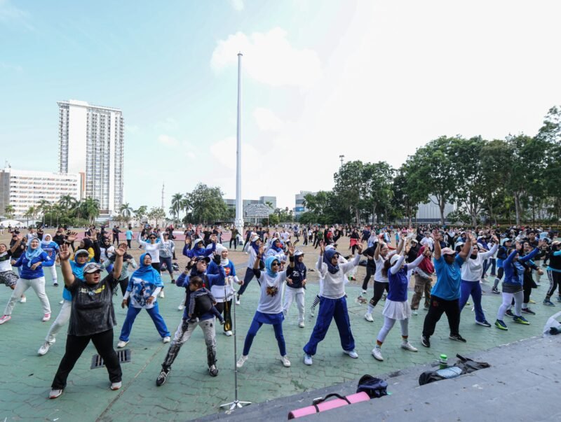Ratusan warga yang mengikuti Panbil Wellness Weekend Zumba Party & Poundfit Vaganza, Minggu (8/2/2026). Foto: Istimewa