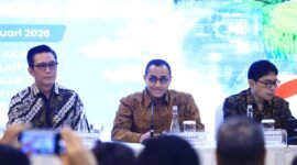 Pejabat Sementara Kepala Eksekutif Pengawas Pasar Modal, Keuangan Derivatif dan Bursa Karbon OJK Hasan Fawzi dalam Konferensi Pers yang diselenggarakan di Bursa Efek Indonesia, Senin (9/2/2026), bersama jajaran OJK dan Direksi Self-Regulatory Organization (SRO). Foto: Istimewa