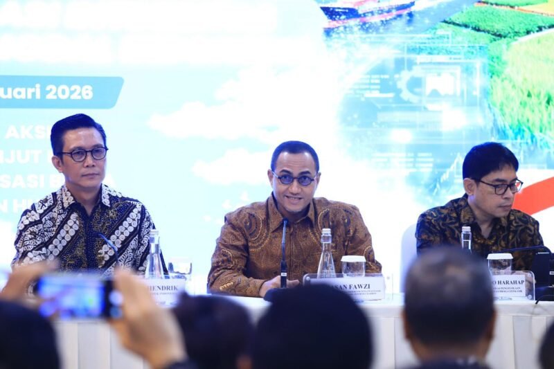Pejabat Sementara Kepala Eksekutif Pengawas Pasar Modal, Keuangan Derivatif dan Bursa Karbon OJK Hasan Fawzi dalam Konferensi Pers yang diselenggarakan di Bursa Efek Indonesia, Senin (9/2/2026), bersama jajaran OJK dan Direksi Self-Regulatory Organization (SRO). Foto: Istimewa