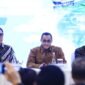 Pejabat Sementara Kepala Eksekutif Pengawas Pasar Modal, Keuangan Derivatif dan Bursa Karbon OJK Hasan Fawzi dalam Konferensi Pers yang diselenggarakan di Bursa Efek Indonesia, Senin (9/2/2026), bersama jajaran OJK dan Direksi Self-Regulatory Organization (SRO). Foto: Istimewa