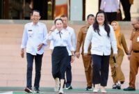 Wali Kota Batam Amsakar Achmad di dampingi Wakil Walikota Batam Li Claudia Chandra, saat Apel Gabungan Pemko Batam dan BP Batam di Dataran Engku Putri, Senin (9/2/2026). Foto: Humas Diskominfo Batam