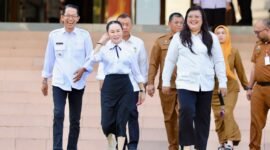 Wali Kota Batam Amsakar Achmad di dampingi Wakil Walikota Batam Li Claudia Chandra, saat Apel Gabungan Pemko Batam dan BP Batam di Dataran Engku Putri, Senin (9/2/2026). Foto: Humas Diskominfo Batam