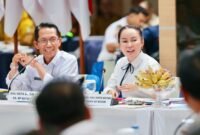 Wali Kota Batam Amsakar Achmad didampingi Wakil Walikota Batam Li Claudia Chandra, saat rapat bersama Forkopimda membahas persiapan Tahun Baru Imlek, Ramadan, Idul Fitri, Senin (9/2/2026). Foto: Humas Diskominfo Batam