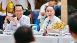 Wali Kota Batam Amsakar Achmad didampingi Wakil Walikota Batam Li Claudia Chandra, saat rapat bersama Forkopimda membahas persiapan Tahun Baru Imlek, Ramadan, Idul Fitri, Senin (9/2/2026). Foto: Humas Diskominfo Batam