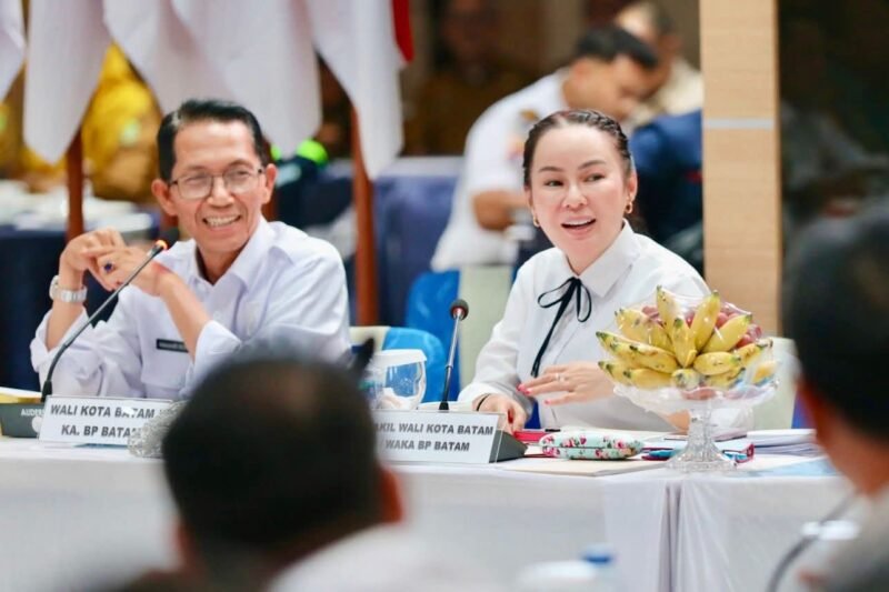 Wali Kota Batam Amsakar Achmad didampingi Wakil Walikota Batam Li Claudia Chandra, saat rapat bersama Forkopimda membahas persiapan Tahun Baru Imlek, Ramadan, Idul Fitri, Senin (9/2/2026). Foto: Humas Diskominfo Batam
