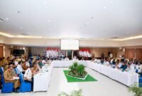 Wali Kota Batam Amsakar Achmad dan Wakil Wali Kota Li Claudia Chandra memimpin rapat Forkopimda di Aula Engku Hamidah, Kantor Wali Kota Batam, Senin (9/2/2026). Foto: Humas Diskominfo Batam