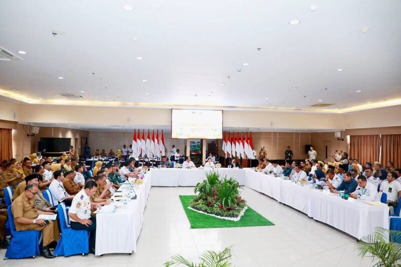 Wali Kota Batam Amsakar Achmad dan Wakil Wali Kota Li Claudia Chandra memimpin rapat Forkopimda di Aula Engku Hamidah, Kantor Wali Kota Batam, Senin (9/2/2026). Foto: Humas Diskominfo Batam