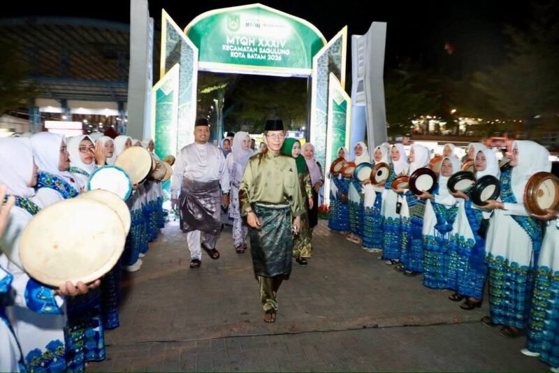 Wali Kota Batam Amsakar Achmad membuka Musabaqah Tilawatil Qur’an dan Hadits (MTQH) XXXIV Tingkat Kecamatan Sagulung di Alun-alun SP Plaza, Selasa (10/2/2026) malam. Foto: Humas Diskominfo Batam