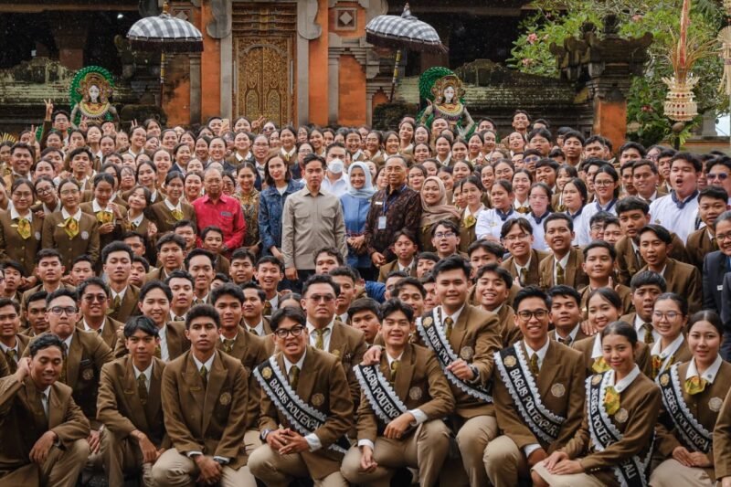 Wakil Presiden RI Gibran Rakabuming Raka menghadiri pertemuan dengan 74 pelaku usaha pariwisata dan pemerintah daerah di Poltekpar Bali, Jumat (13/2/2026). Foto: Kemenpar RI