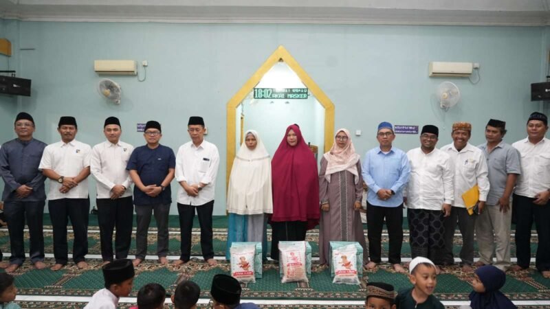 Safari Ramadan di Masjid Hidayafullah, Rusun Batu Ampar, Selasa (24/2), bersama Anggota/Deputi Bidang Administrasi dan Keuangan BP Batam, Alexander Zulkarnain. Foto: Istimewa