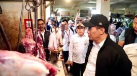 Mentan Andi Amran Sulaiman saat melakukan sidak memantau harga kebutuhan pokok seperti harga daging di pasar ritel. Foto: Dok. Kementan