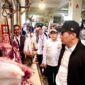Mentan Andi Amran Sulaiman saat melakukan sidak memantau harga kebutuhan pokok seperti harga daging di pasar ritel. Foto: Dok. Kementan