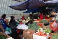 Komoditas pangan lainnya termasuk cabai mengalami kenaikan saat hari besar, aktivitas di Pasar Tos 3000 Jodoh, waktu lalu.