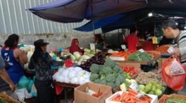 Komoditas pangan lainnya termasuk cabai mengalami kenaikan saat hari besar, aktivitas di Pasar Tos 3000 Jodoh, waktu lalu.