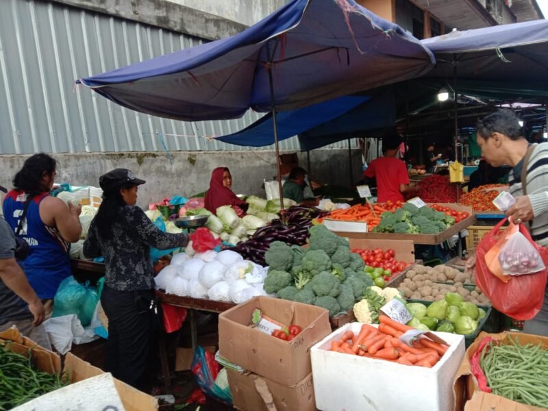 Komoditas pangan lainnya termasuk cabai mengalami kenaikan saat hari besar, aktivitas di Pasar Tos 3000 Jodoh, waktu lalu.