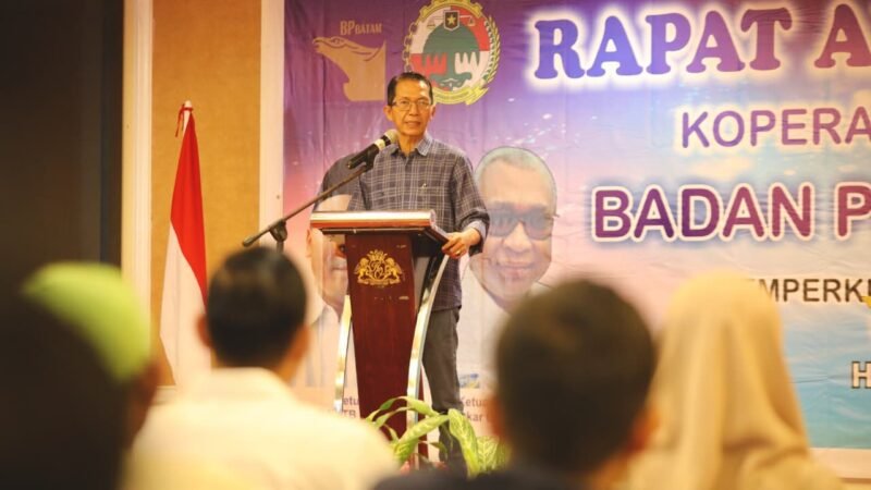 Kepala BP Batam Amsakar Achmad membuka Rapat Anggota Tahunan (RAT) Tahun Buku 2025 di Harmoni One Hotel & Convention Centre, Sabtu (14/2/2026). Foto: Istimewa