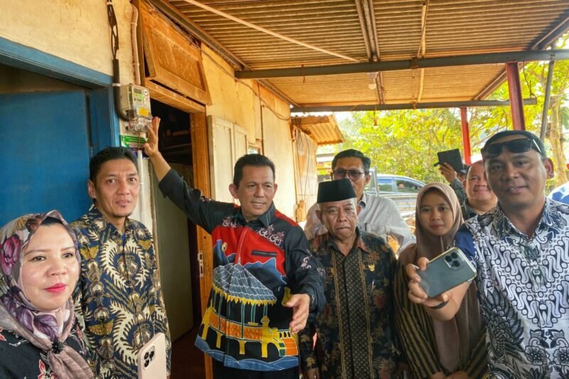 Gubernur Kepri Ansar Ahmad meresmikan program Kepri Terang di Kampung Tembesi Sidomulyo RW 006 Kecamatan Sagulung Kota Batam, (31/1/2026). Foto: Biro Adpim Kepri