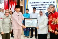 BNPB menyerahan berlangsung di Kantor Wali Kota Batam, Jumat (20/2/2026). Foto: Humas Diskominfo Batam