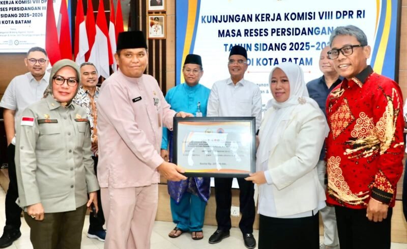 BNPB menyerahan berlangsung di Kantor Wali Kota Batam, Jumat (20/2/2026). Foto: Humas Diskominfo Batam