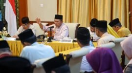 Gubernur Kepri Ansar Ahmad didampingi Pj Sekdaprov Luki Zaiman Prawira dan Ketua LAM Kepri Dato' Setia Utama Raja Al Hafiz, memimpin rapat finalisasi penyelenggaraan KURMA 2026 di Gedung Daerah Tanjungpinang, Jumat (20/2/2026). Foto: Diskominfo Kepri