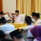 Gubernur Kepri Ansar Ahmad didampingi Pj Sekdaprov Luki Zaiman Prawira dan Ketua LAM Kepri Dato' Setia Utama Raja Al Hafiz, memimpin rapat finalisasi penyelenggaraan KURMA 2026 di Gedung Daerah Tanjungpinang, Jumat (20/2/2026). Foto: Diskominfo Kepri