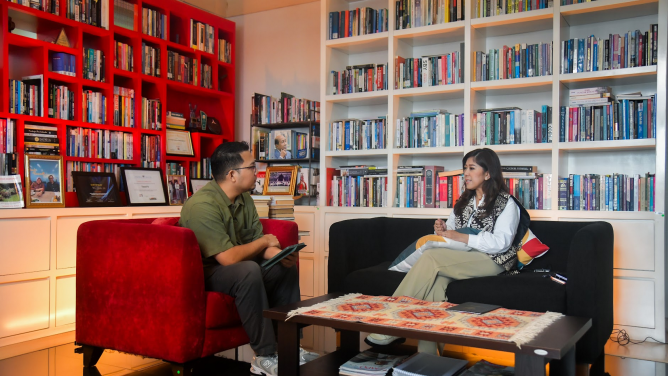 Menteri Komunikasi dan Digital Meutya Hafid saat menjadi narasumber dalam program Podcast Blak-Blakan DetikCom di Jakarta Selatan, Sabtu (21/2/2026). Foto: Humas Kemkomdigi