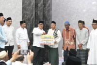 Ansar Ahmad bersama Nyanyang Haris Pratamura resmi memulai Safari Ramadan 1447 H/2026 M di Kabupaten Lingga, Senin (23/2/2026). Foto: Diskominfo Kepri