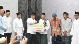 Ansar Ahmad bersama Nyanyang Haris Pratamura resmi memulai Safari Ramadan 1447 H/2026 M di Kabupaten Lingga, Senin (23/2/2026). Foto: Diskominfo Kepri