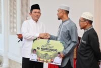 Gubernur Kepri Ansar Ahmad menyerahkan bantuan hibah kepada pengurus Masjid Al Jannatul Na'im Kampung Melayu, Kelurahan Kemboja, Tanjungpinang Barat di Halaman Belakang Gedung Daerah, Tanjungpinang, Selasa (24/2/2026). Foto: Diskominfo Kepri