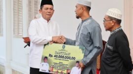Gubernur Kepri Ansar Ahmad menyerahkan bantuan hibah kepada pengurus Masjid Al Jannatul Na'im Kampung Melayu, Kelurahan Kemboja, Tanjungpinang Barat di Halaman Belakang Gedung Daerah, Tanjungpinang, Selasa (24/2/2026). Foto: Diskominfo Kepri