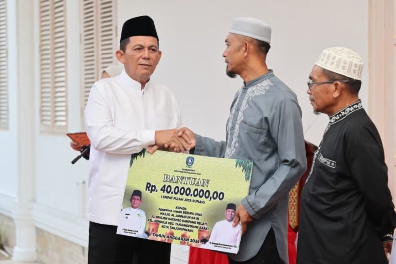 Gubernur Kepri Ansar Ahmad menyerahkan bantuan hibah kepada pengurus Masjid Al Jannatul Na'im Kampung Melayu, Kelurahan Kemboja, Tanjungpinang Barat di Halaman Belakang Gedung Daerah, Tanjungpinang, Selasa (24/2/2026). Foto: Diskominfo Kepri