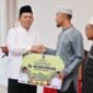 Gubernur Kepri Ansar Ahmad menyerahkan bantuan hibah kepada pengurus Masjid Al Jannatul Na'im Kampung Melayu, Kelurahan Kemboja, Tanjungpinang Barat di Halaman Belakang Gedung Daerah, Tanjungpinang, Selasa (24/2/2026). Foto: Diskominfo Kepri