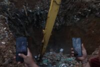 Penyelundupan barang bekas ilegal dan komoditas daging ilegal asal Singapura yang masuk ke wilayah Keprim yang diamankan Ditreskrimum Polda Kepri dimusnakan, Di Telaga Punggur, Nongsa, Kamis (26/2/2026). Foto: Istimewa