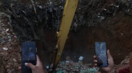 Penyelundupan barang bekas ilegal dan komoditas daging ilegal asal Singapura yang masuk ke wilayah Keprim yang diamankan Ditreskrimum Polda Kepri dimusnakan, Di Telaga Punggur, Nongsa, Kamis (26/2/2026). Foto: Istimewa