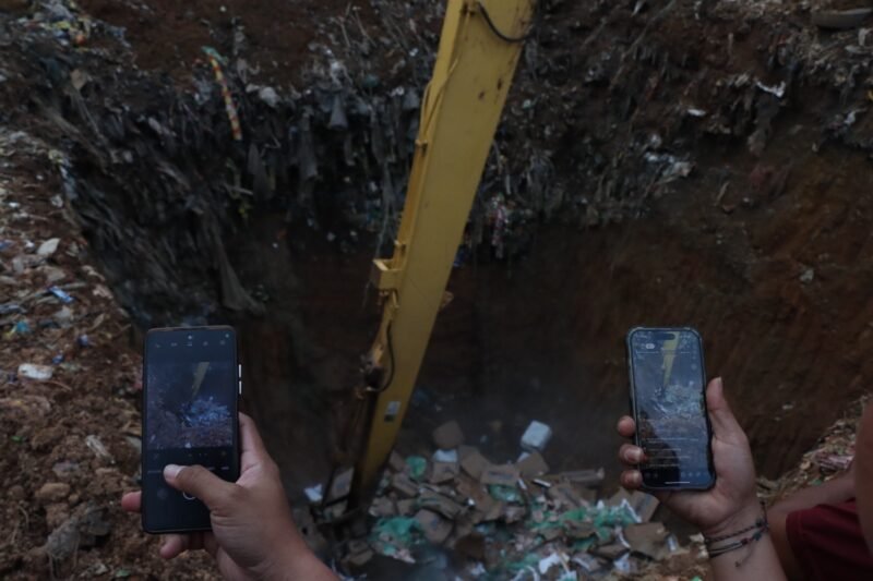 Penyelundupan barang bekas ilegal dan komoditas daging ilegal asal Singapura yang masuk ke wilayah Keprim yang diamankan Ditreskrimum Polda Kepri dimusnakan, Di Telaga Punggur, Nongsa, Kamis (26/2/2026). Foto: Istimewa